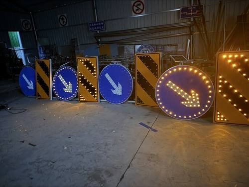 张家界张家界河南太阳能自发光交通路标牌厂家